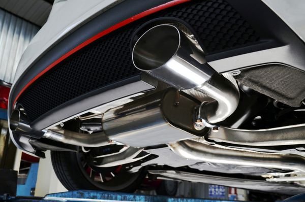 نسل جدید صدا خفه کن های اسپرت دو لوله اگزوز خودرو کرومی ساخته شده از فولاد ضد زنگ نزدیک