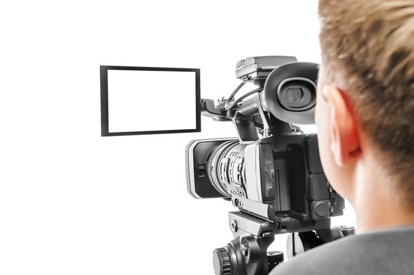 اپراتور دوربین فیلمبرداری جدا شده در پس زمینه سفید تمرکز روی صفحه نمایش