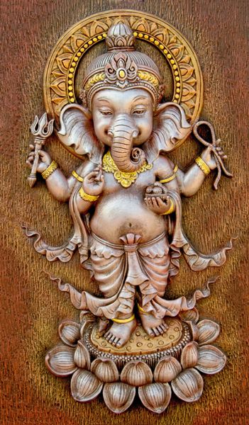 خدای هندی گانشا از خاک رس در نقش برجسته ساخته شده است
