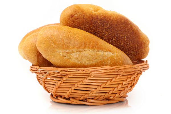 قرص نان جدا شده روی سفید