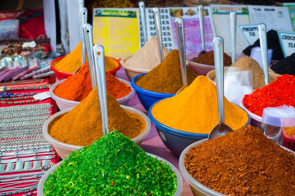 ادویه های رنگارنگ در بازار هند
