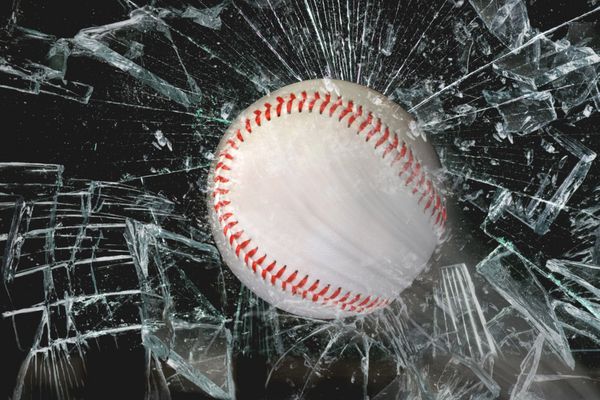 بیسبال سریع از طریق پنجره شیشه ای
