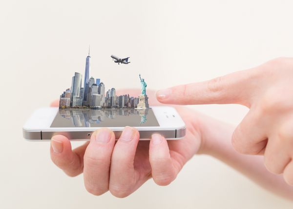 مکان های دیدنی نیویورک روی تلفن همراه - مفهوم خلاقانه خط افق نیویورک - زنی که تلفن همراه را با ny روی صفحه در دست دارد