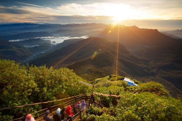 نمای دره با روستاها و کوه ها در طلوع خورشید نمایی از قله آدم سریلانکا