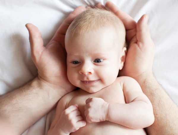 کودک در دستان پدر نوزاد مبارک