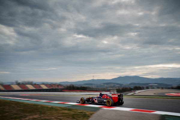 سلونا - 1 مارس حداکثر ورشتاپن تیم اسکودریا تورو روسو F1 در روزهای آزمون فرمول یک در پیست کاتالونیا در 1 مارس 2015 در سلونا اسپانیا