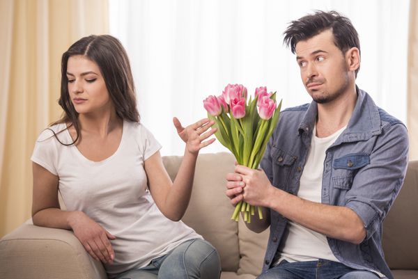 مرد جوانی در خانه یک دسته گل به دوست دخترش عصبانی می کند