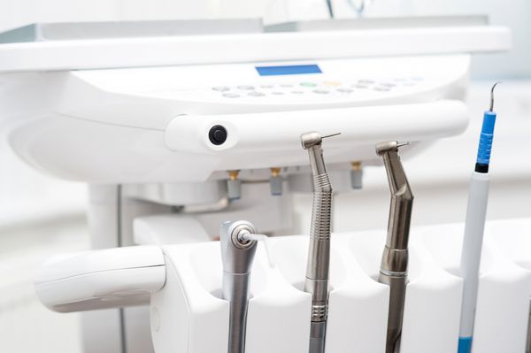 ابزار دندانپزشکی داخل کلینیک دندانپزشکی