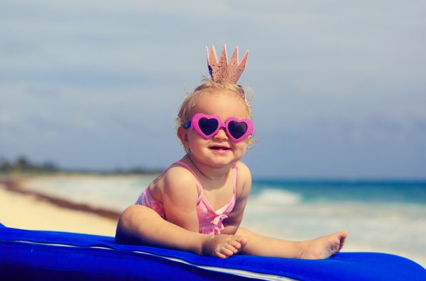 شاهزاده خانم کوچولوی ناز در ساحل گرمسیری تابستانی