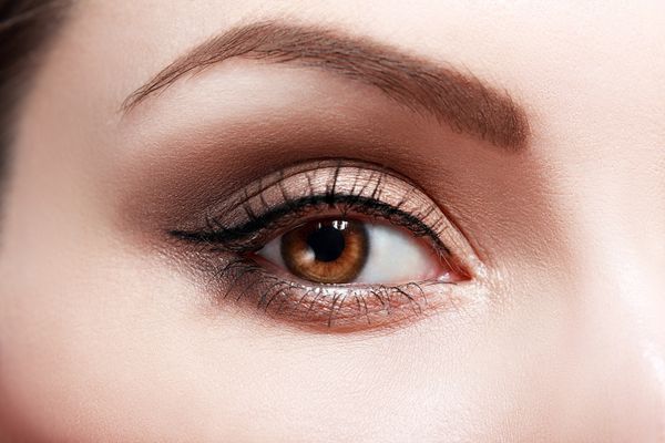 نمای نزدیک چشم زیبای زنانه با آرایش ماکرو