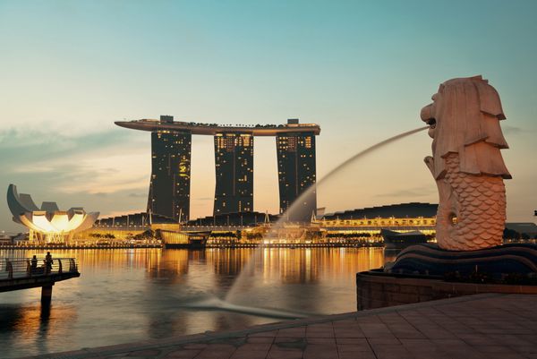 خط افق سنگاپور با ساختمان های شهری بر فراز آب