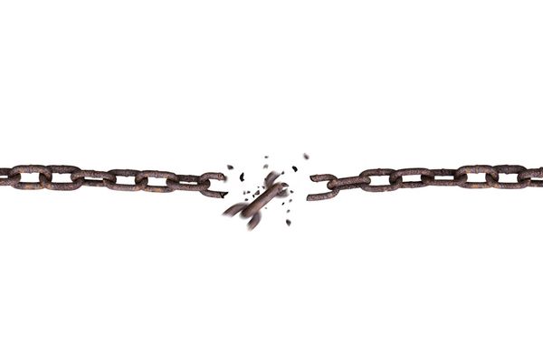 زنجیره آهنی زنگ زده شکسته جدا شده در پس زمینه سفید