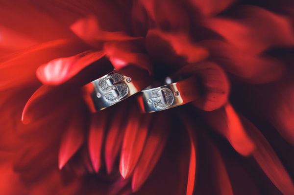 حلقه های ازدواج گران قیمت با سنگ های قیمتی و الماس طلا کوکب