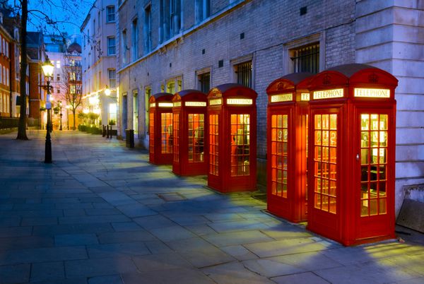 جعبه تلفن قرمز نمادین در کوونت گاردن لندن انگلستان