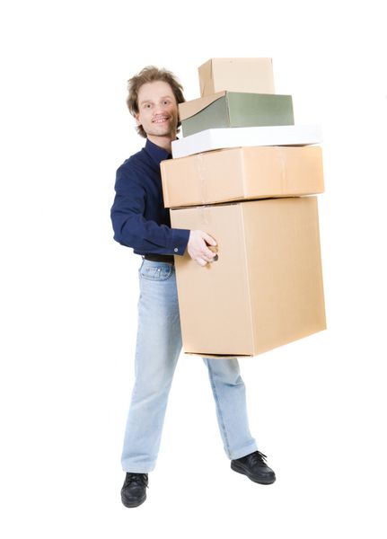 مرد شادی که جعبه هایی با اندازه های مختلف حمل می کند