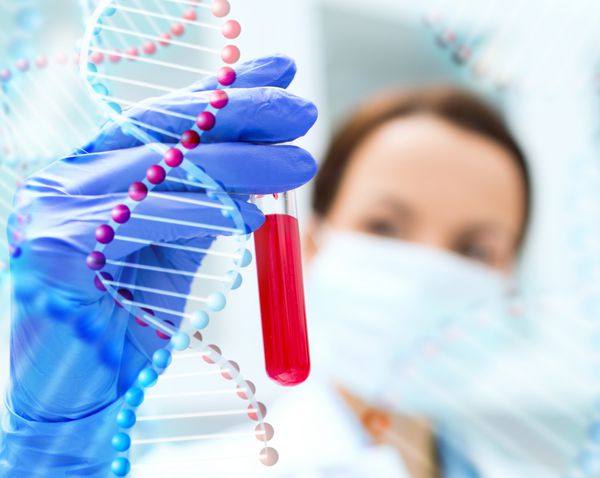 علم شیمی زیست شناسی پزشکی و مفهوم مردم - نمای نزدیک دانشمند زن جوان که لوله آزمایش با نمونه خون در دست دارد و در آزمایشگاه بالینی بر روی ساختار مولکول DNA تحقیق می کند