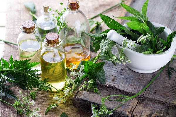 روغن معطر ارگانیک با نعناع در زمینه چوبی کهنه تمرکز انتخابی