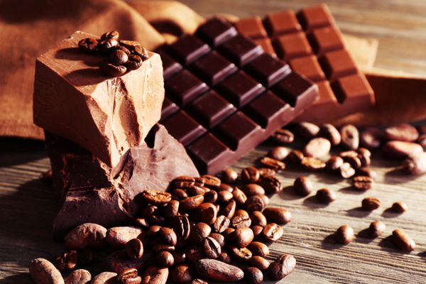 طبیعت بی جان با مجموعه ای از شکلات با دانه های قهوه نزدیک