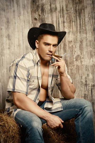کابوی در حال کشیدن سیگار سبک غربی مد جین شلوار جین
