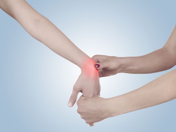 درمان فیزیوتراپی برای درد مچ دست درد و تنش همچنین برای پیشگیری و درمان در ورزش های رقابتی استفاده می شود
