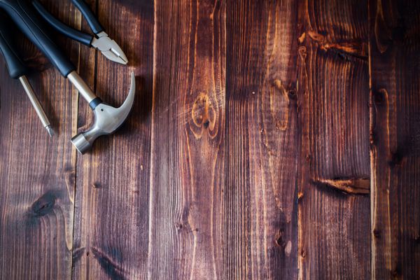 چکش نیپک پیچ گوشتی - ابزارهایی در زمینه چوبی تیره روستایی قدیمی