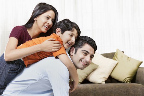 خانواده سه نفره هندی شاد در خانه