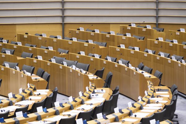 بروکسل 2 فوریه 2015 نیم چرخه پارلمان اروپا ردیف صندلی در اتاق عمومی