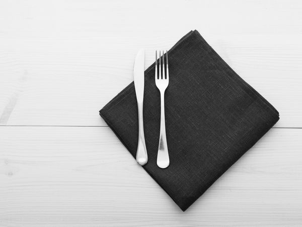 بشقاب خالی و کارد و چنگال روی پارچه میز روی میز چوبی برای شام در رستوران ماکت مسطح برای منوی طراحی نمای بالا