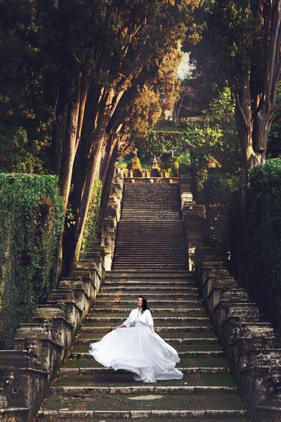 عروس ایتالیایی شیک زیبا در پس زمینه پارک پله های بلند تیوولی ایتالیا