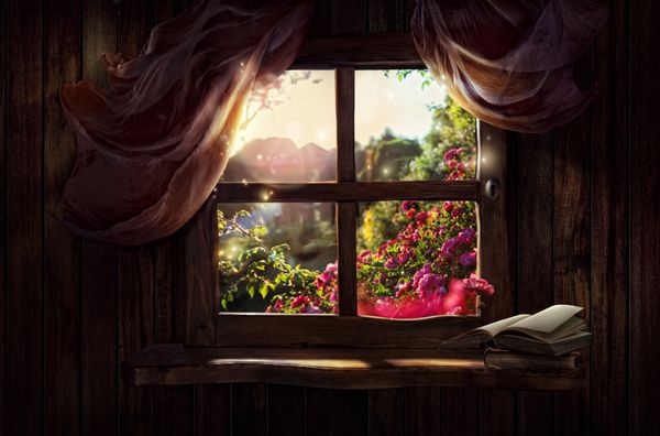 پنجره جادویی با باغ پری از گل رز