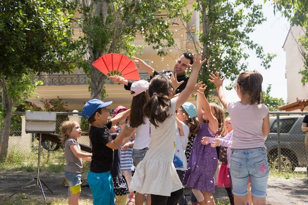 تاریخ 17 5 2015 مکان پارک در آتن یونان نمایش جادویی با تریستان بچه های شادی که سعی می کنند آبنبات را بگیرند