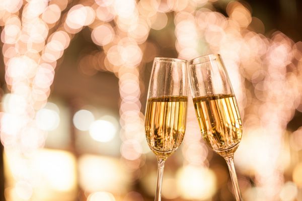 نورپردازی های کریسمس و لیوان شامپاین