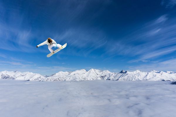 اسنوبرد سوار بر روی کوه ورزش شدید