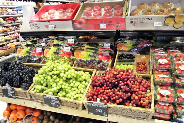 بانکوک تایلند - 30 ژانویه 2015 میوه های تازه برای فروش ویلا مارکت بزرگترین توزیع کننده مواد غذایی وارداتی تایلند و زنجیره سوپرمارکت با بیش از 35 فروشگاه در تایلند است