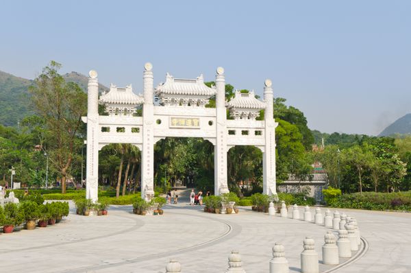 دروازه ورودی به صومعه پو لین متنی که به زبان چینی سنتی نوشته شده است می‌خواند صومعه polin که به معنای صومعه بودایی یا معبد گنج نیلوفر آبی است هنگ کنگ چین