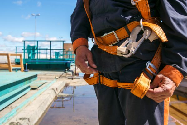 کارگر سازنده در تجهیزات حفاظتی ایمنی در ساخت پل