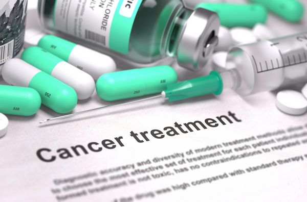 درمان سرطان - چاپ شده با قرص سبز نعناع تزریق و سرنگ مفهوم پزشکی با تمرکز انتخابی