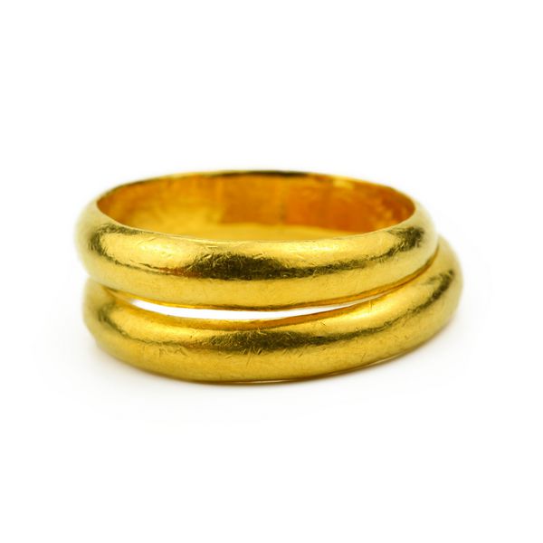 نزدیک از دو حلقه طلا در زمینه سفید حلقه برای عروسی به عنوان مفهوم تعهد