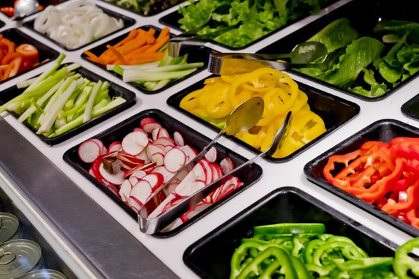 سالاد با سبزیجات در رستوران غذای سالم