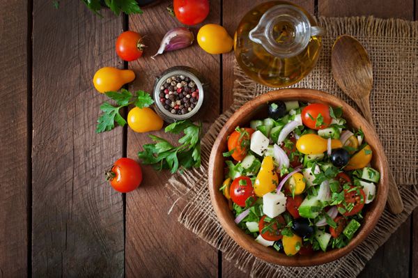 سالاد یونانی با سبزیجات تازه پنیر فتا و زیتون سیاه نمای بالا