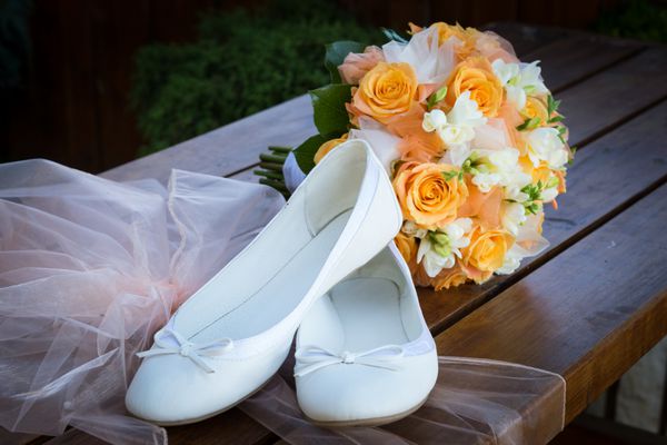طبیعت بی جان عروسی - دسته گل عروس و کفش عروس