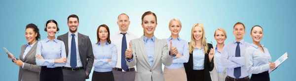 کسب و کار مردم شرکت کار تیمی و مفهوم اداری - گروهی از تاجران خوشحال که شست را روی پس‌زمینه آبی نشان می‌دهند