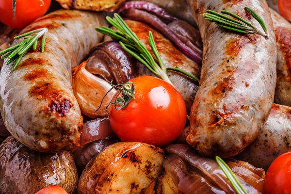 سوسیس و سبزیجات کبابی به سبک روستایی تمرکز انتخابی