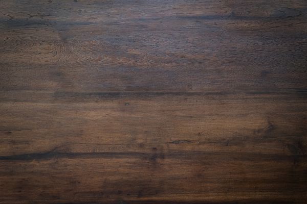 بافت دانه قهوه ای چوب پس زمینه دیوار چوبی تیره نمای بالای میز چوبی