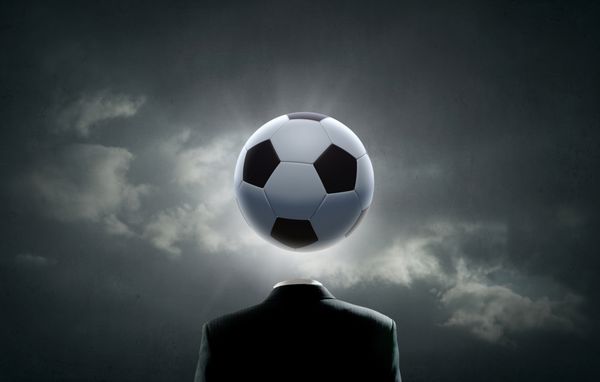 مردی غیرقابل تشخیص با توپ فوتبال به جای سر