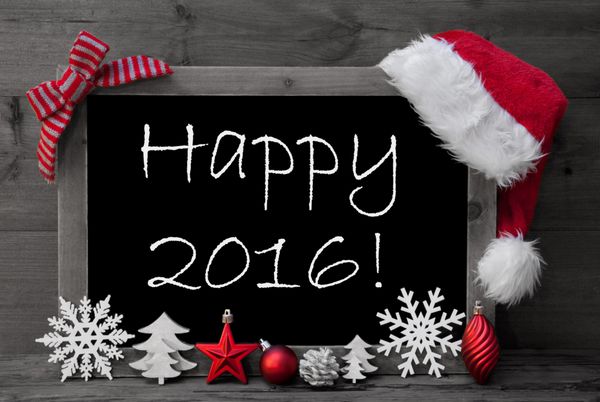 تخته سیاه سیاه و سفید با کلاه بابا نوئل قرمز و تزئینات کریسمس مانند دانه برف درخت توپ کریسمس مخروط صنوبر ستاره متن انگلیسی مبارک 2016 پس زمینه چوبی
