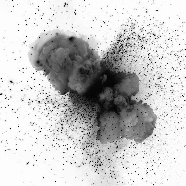 انفجار سیاه جدا شده در پس زمینه سفید