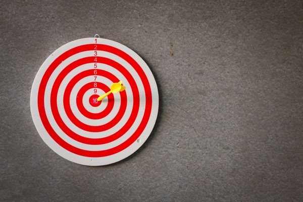 هدف قرمز نماد هدف و هدف در پس زمینه گرانج خاکستری مفهوم کسب و کار