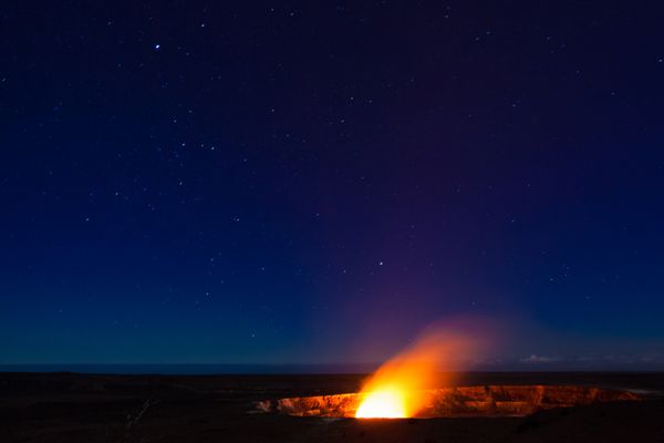 عکس های شب پرستاره فوران آتشفشان در پارک ملی آتشفشان های هاوایی جزیره بزرگ هاوایی پوز شبانه نوردهی چند دقیقه ای نویز در 100٪ قابل مشاهده است