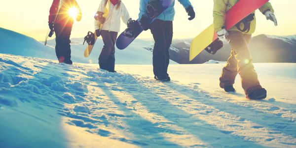 مفهوم دوستی ورزش زمستانی افراد اسنوبرد